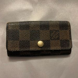 Authentic pre loved Ebene Damier Louis Vuitton 4 ring key holder with ca…